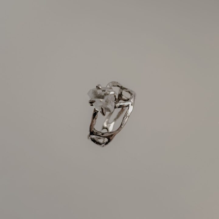Ажурное кольцо с необработанным камнем, серебро