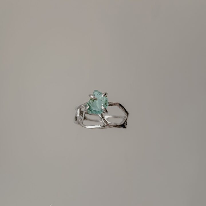 Ажурное кольцо с необработанным камнем, серебро